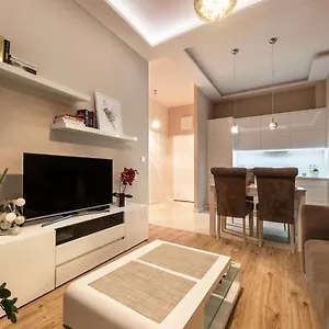 - Aparts Lotnisko Okęcie Apartament Warszawa